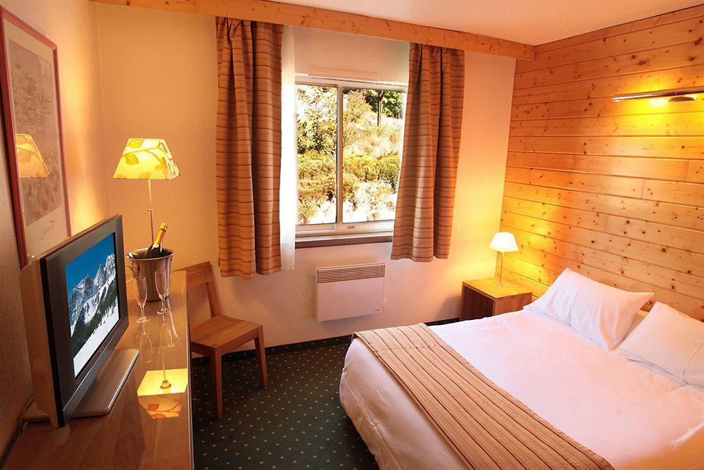 Hotel Le Grand Tetras Font-Romeu-Odeillo-Via Exterior photo